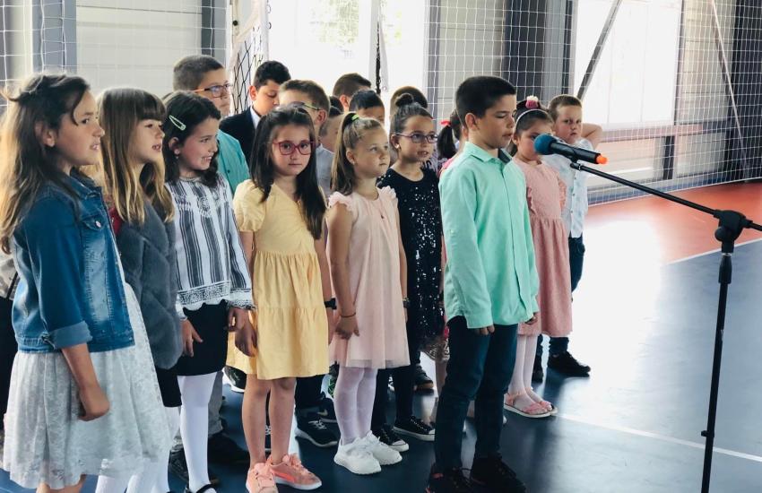 Върви народе възродени, към светли бъднини върви...
