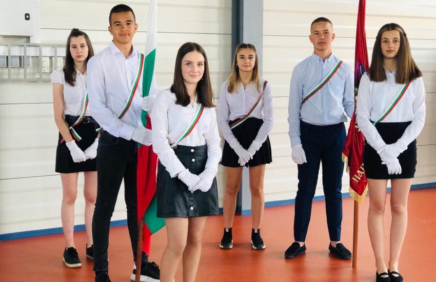 Върви народе възродени, към светли бъднини върви...