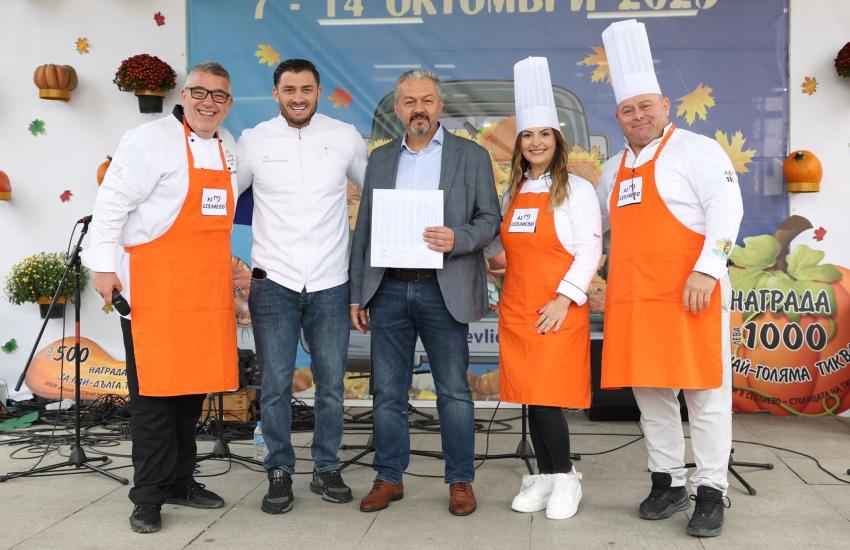 С 500 десерта и 360 метра баница с тиква почерпиха за празниците на Севлиево  С 500 десерта и 360 метра баница с тиква почерпиха за празниците на Севлиево
