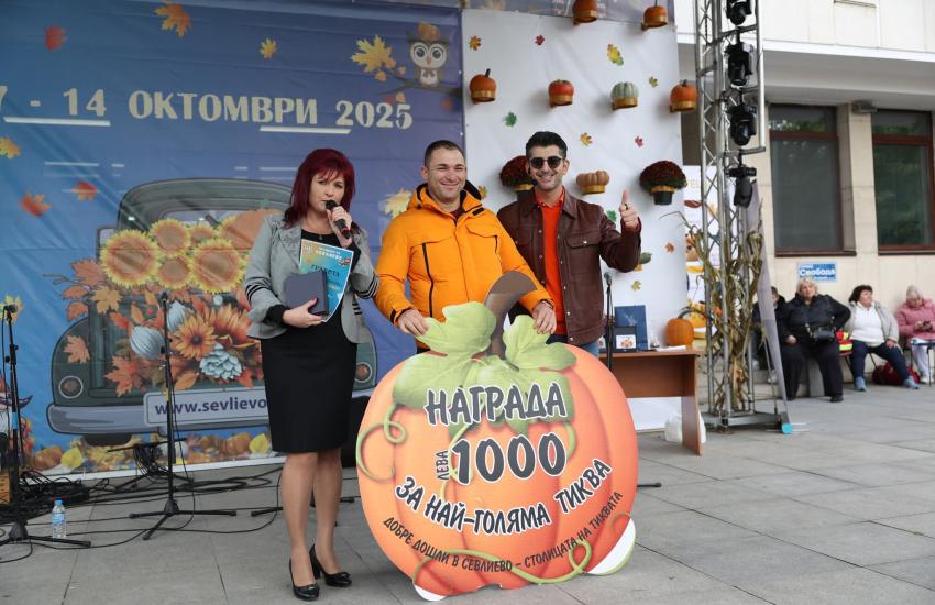 С 500 десерта и 360 метра баница с тиква почерпиха за празниците на Севлиево  С 500 десерта и 360 метра баница с тиква почерпиха за празниците на Севлиево