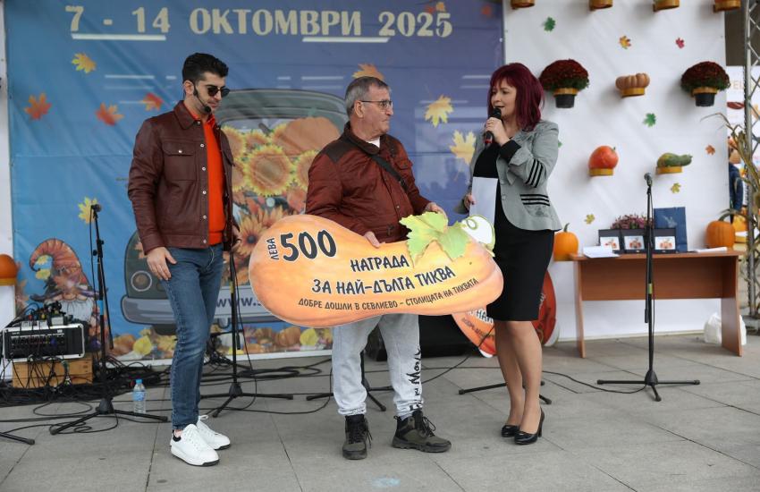 С 500 десерта и 360 метра баница с тиква почерпиха за празниците на Севлиево  С 500 десерта и 360 метра баница с тиква почерпиха за празниците на Севлиево