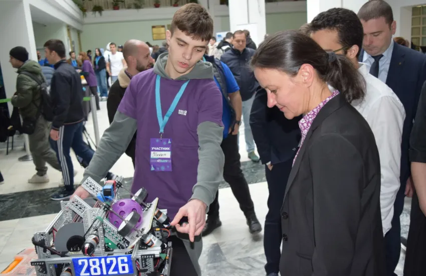 Министърът на иновациите и растежа откри състезание по роботика в ТУ София, с участието на над 200 младежи 