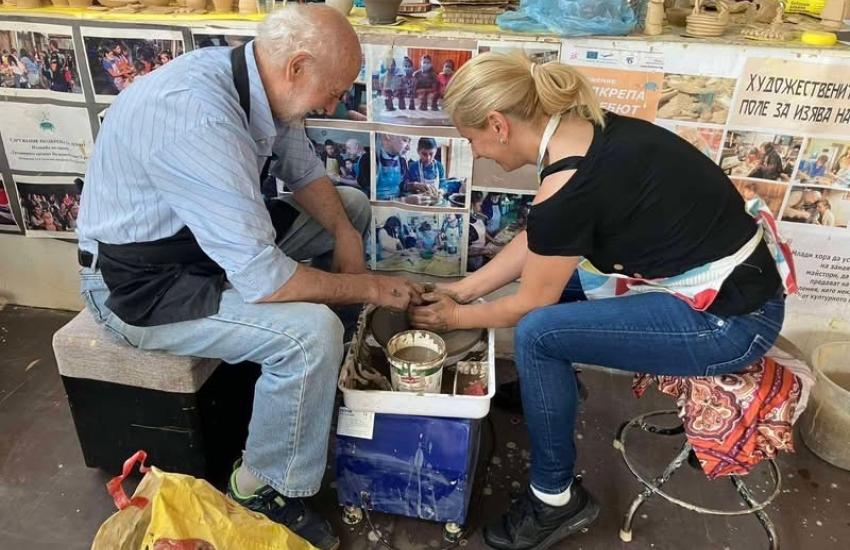 Творчество, екипност и забавление отбелязаха трите дни на Академия Майсторски класове по занаятчийски изкуства в село Чепинци.