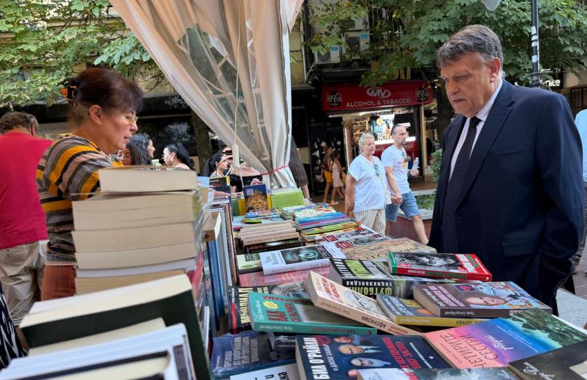Министър Вълчев откри Алея на книгата
