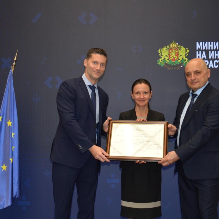 Министър Младенова връчи сертификат за приоритетен инвестиционен проект на „Либхер – Транспортейшън Системс Марица“ ЕООД