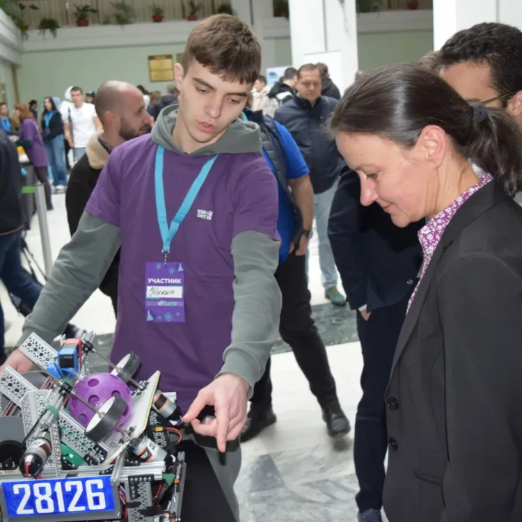 Министърът на иновациите и растежа откри състезание по роботика в ТУ София, с участието на над 200 младежи 