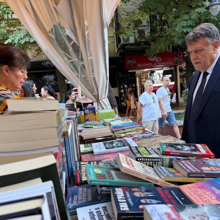 Министър Вълчев откри Алея на книгата